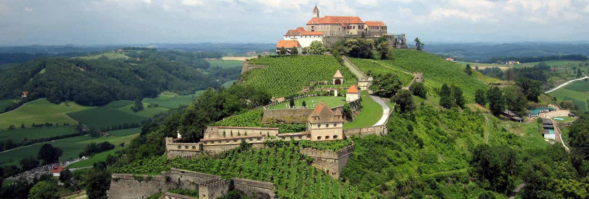 Complete view of the imposing Riegersburg Castle | © Thermen- & Vulkanland Steiermark | Harald Eisenberger