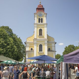 Kirtag mit Kirche im Hintergrund