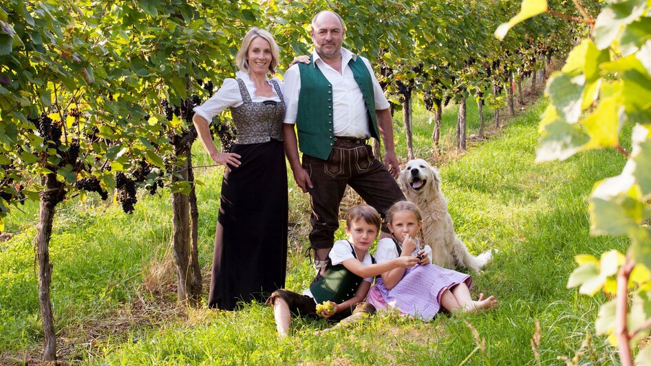 Familie mit Hund im Weingarten | © Buschenschank Huber
