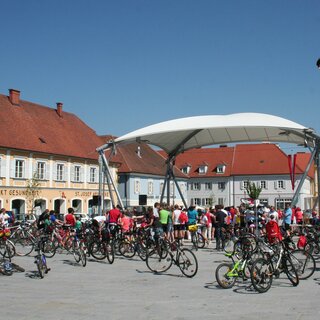 Die Radler treffen sich am Hauptplatz Fehring | © Stadtgemeinde Fehring